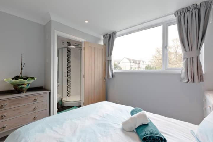 Stayinwoking At 30 Woodlands Horsell Exterior photo